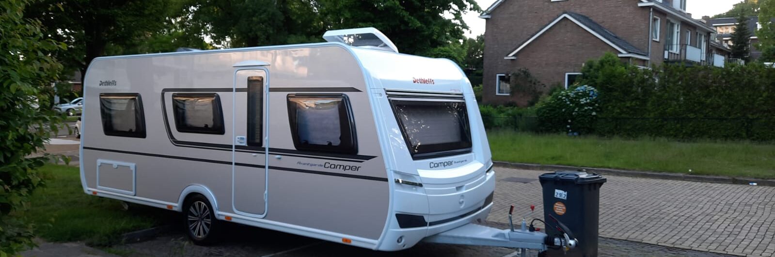 Caravan geparkeerd in de straat in Arnhem bij ons oude huis.