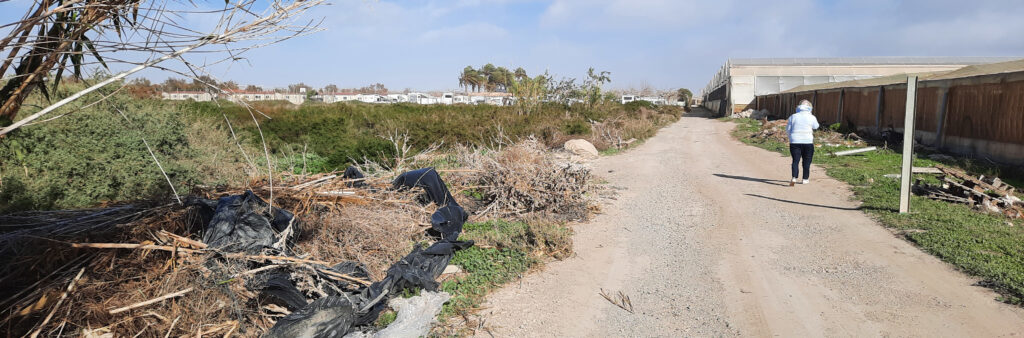Troep op weg naar het strand