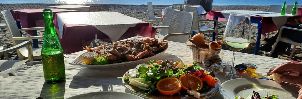 Het eten bij een strandtent